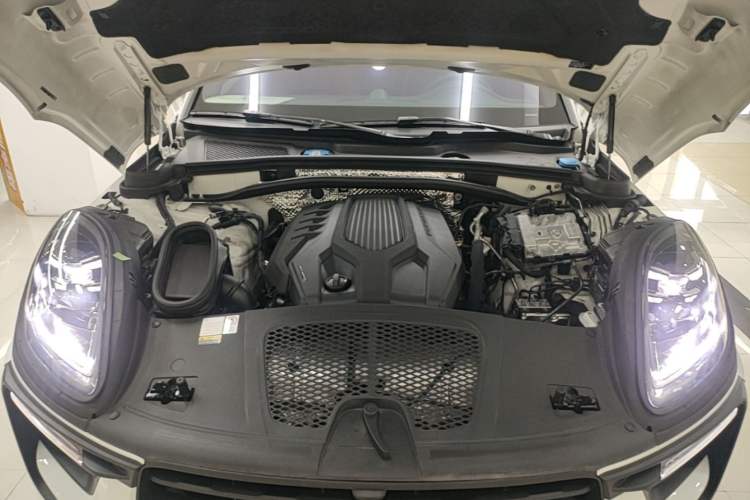 Used Porsche Macan 2022 Macan 2.0T Engine Bay