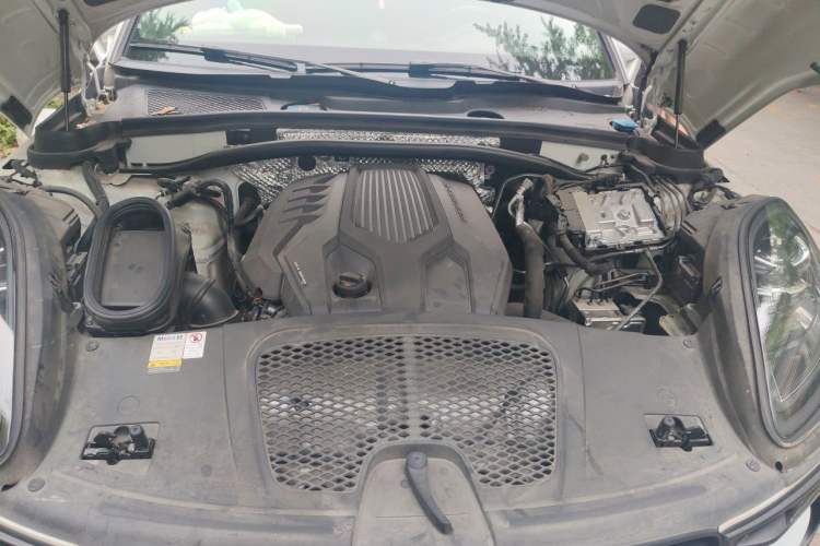 Used Porsche Macan 2022 Macan 2.0T Engine Bay