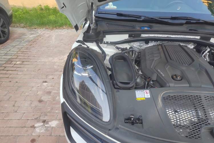 Used Porsche Macan 2022 Macan T 2.0T Engine Bay Right