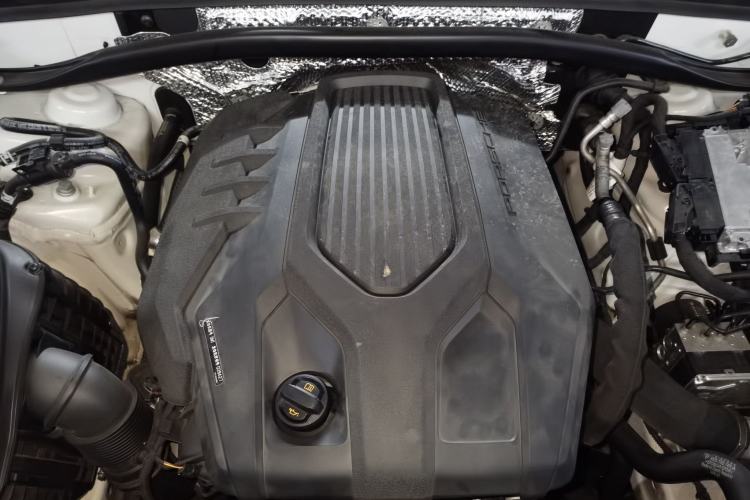 Used Porsche Macan 2022 Macan 2.0T Engine Bay