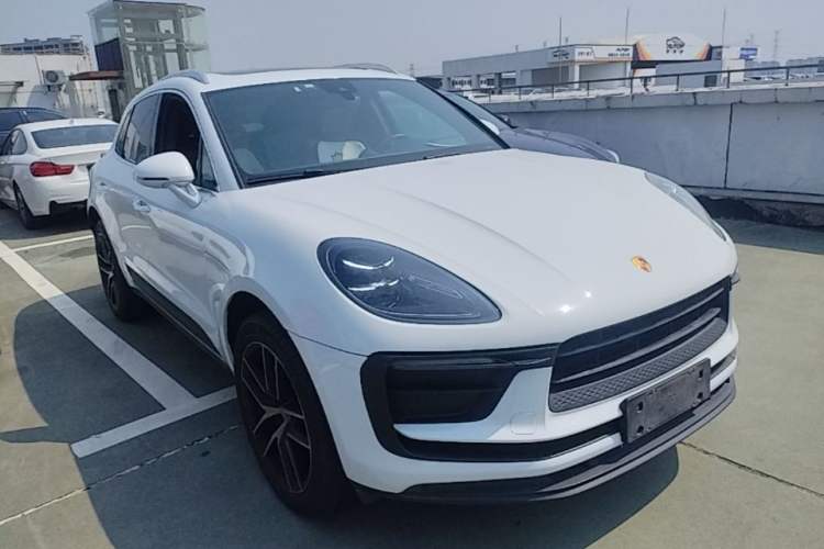 Used Porsche Macan 2022 Macan 2.0T Front Right 45 Deg