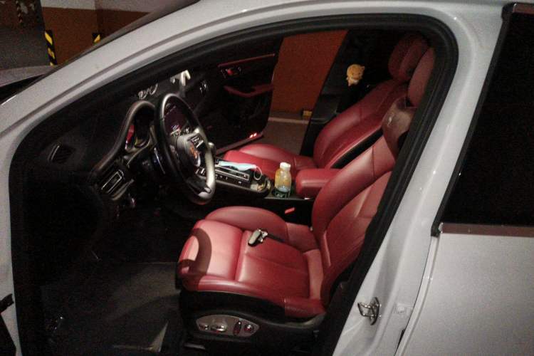 Used Porsche Macan 2022 Macan 2.0T Left Front Seat