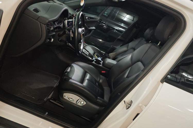 Used Porsche Macan 2022 Macan 2.0T Left Front Seat