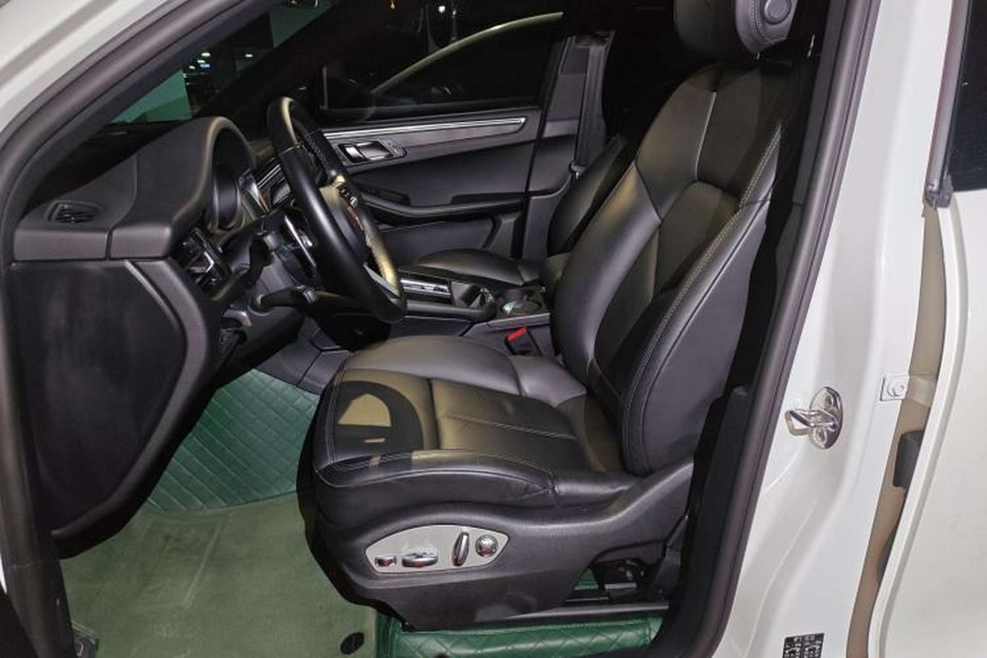 Used Porsche Macan 2022 Macan 2.0T Left Front Seat