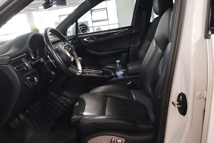 Used Porsche Macan 2022 Macan S 2.9T Left Front Seat