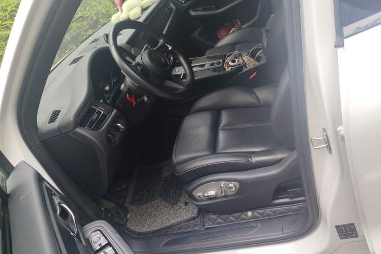 Used Porsche Macan 2022 Macan 2.0T Left Front Seat
