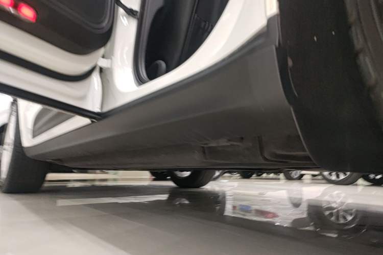 Used Porsche Macan 2022 Macan 2.0T Left Side Sill