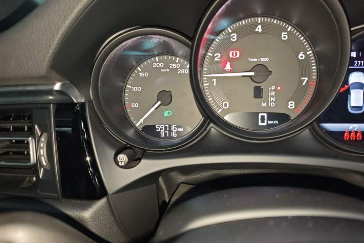 Used Porsche Macan 2022 Macan 2.0T Odometer Close Up
