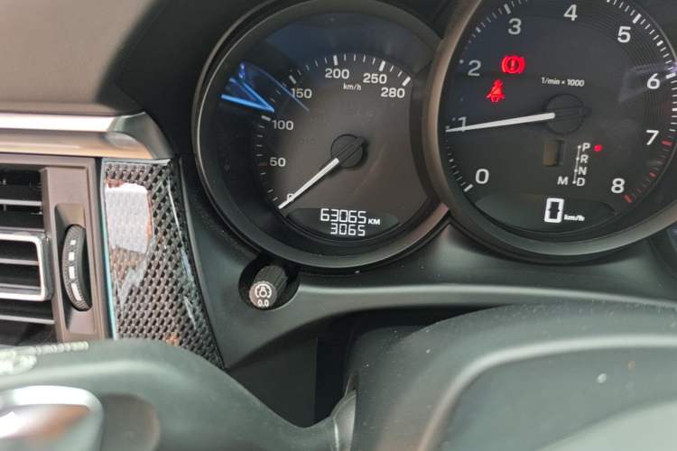 Used Porsche Macan 2022 Macan 2.0T Odometer Close Up