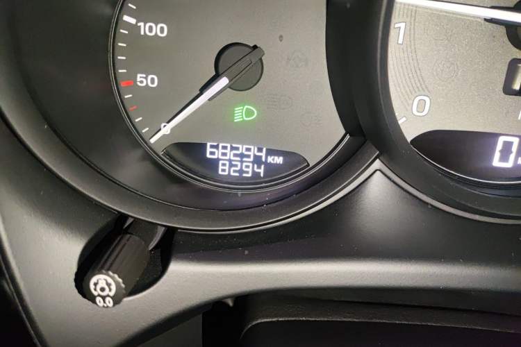 Used Porsche Macan 2022 Macan S 2.9T Odometer Close Up