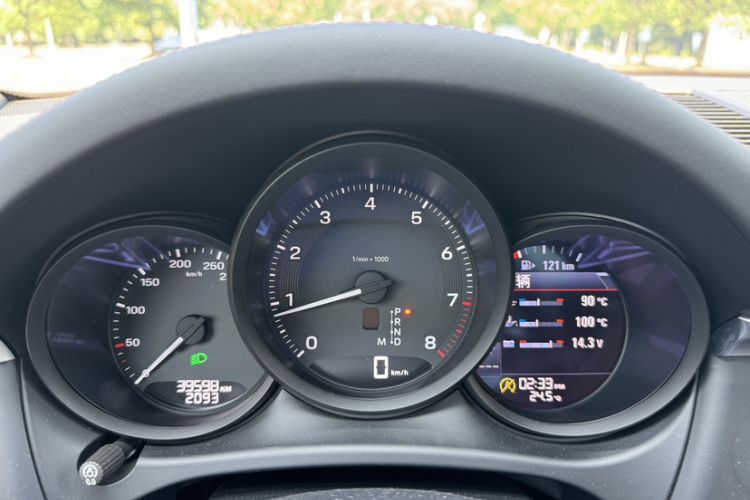 Used Porsche Macan 2022 Macan 2.0T Odometer Close Up