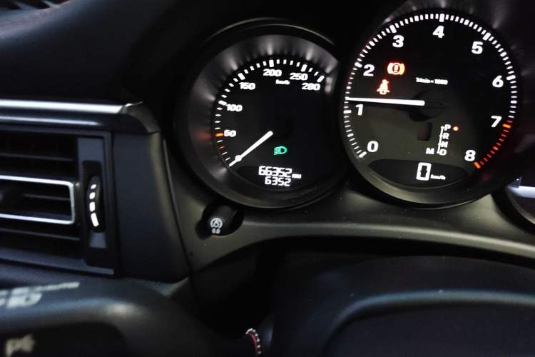 Used Porsche Macan 2022 Macan 2.0T Odometer Close Up