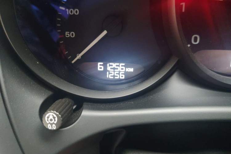 Used Porsche Macan 2022 Macan 2.0T Odometer Close Up