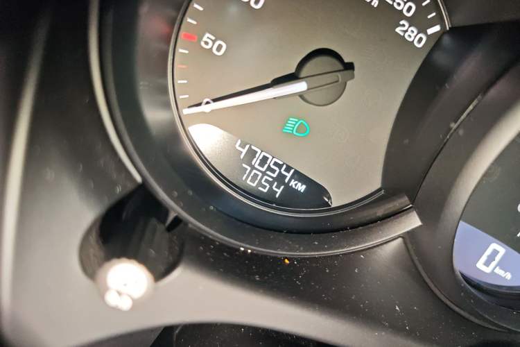 Used Porsche Macan 2022 Macan 2.0T Odometer Close Up