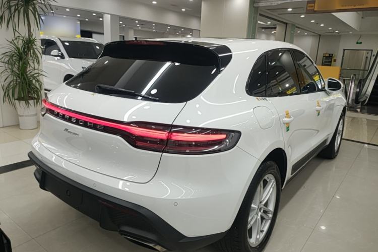 Used Porsche Macan 2022 Macan 2.0T Rear Right 45 Deg