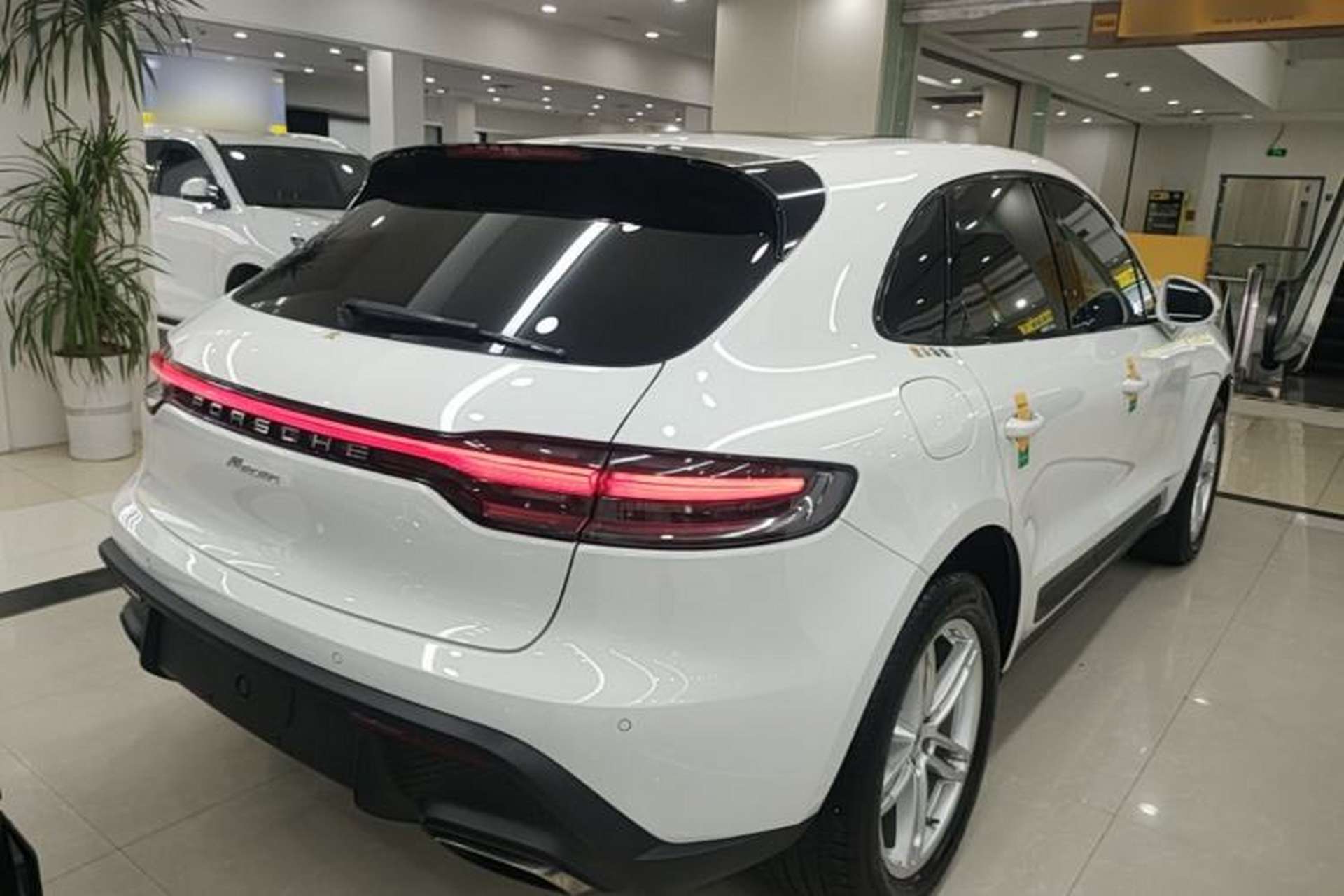 Used Porsche Macan 2022 Macan 2.0T Rear Right 45 Deg