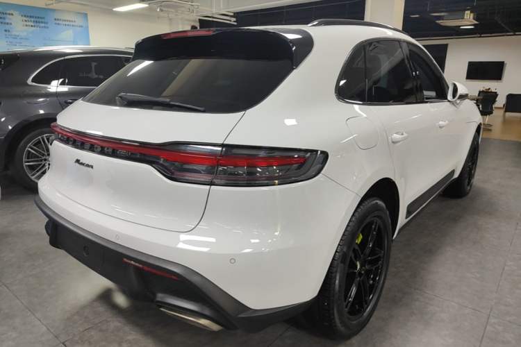 Used Porsche Macan 2022 Macan 2.0T Rear Right 45 Deg
