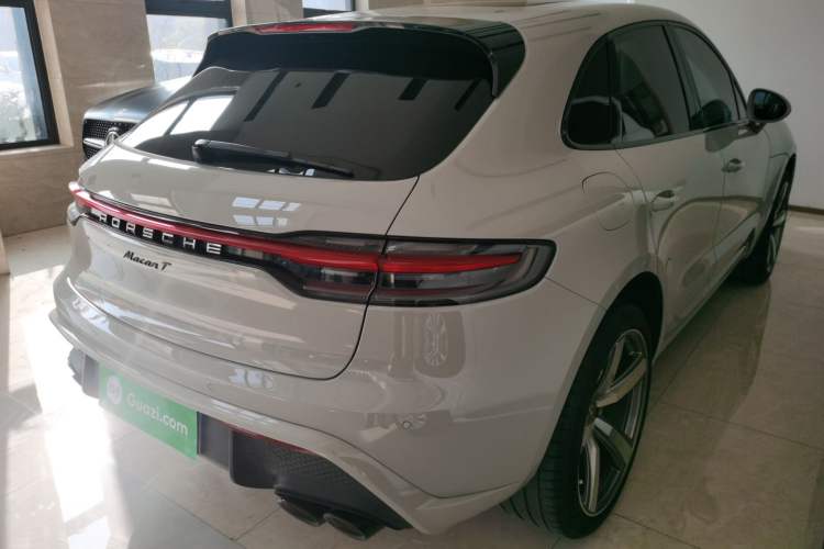 Used Porsche Macan 2022 Macan 2.0T Rear Right 45 Deg