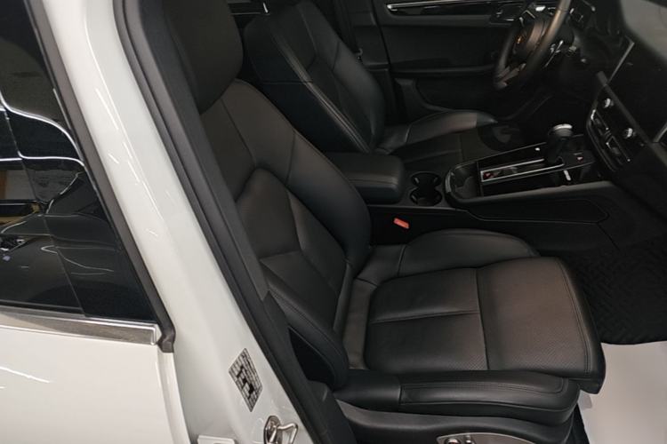 Used Porsche Macan 2022 Macan S 2.9T Right Front Seat