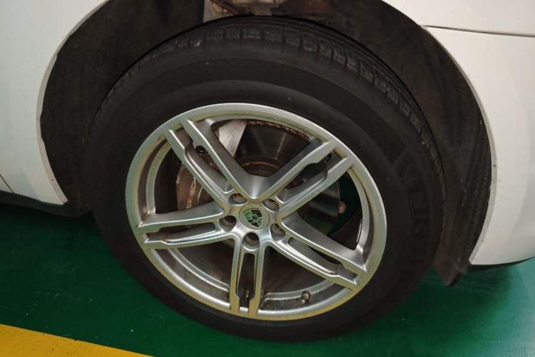 Used Porsche Macan 2022 Macan 2.0T Right Front Wheel Hub