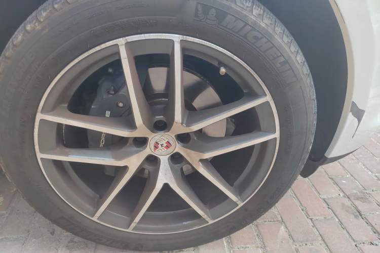 Used Porsche Macan 2022 Macan T 2.0T Right Front Wheel Hub