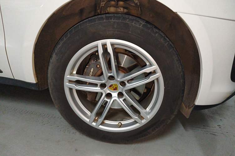 Used Porsche Macan 2022 Macan 2.0T Right Front Wheel Hub