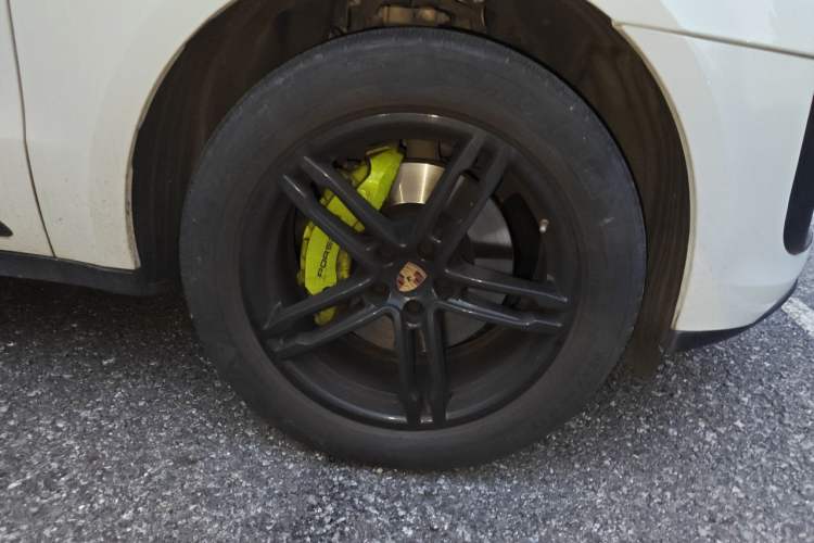 Used Porsche Macan 2022 Macan 2.0T Right Front Wheel Hub