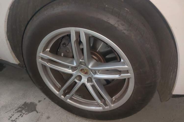 Used Porsche Macan 2022 Macan 2.0T Right Front Wheel Hub