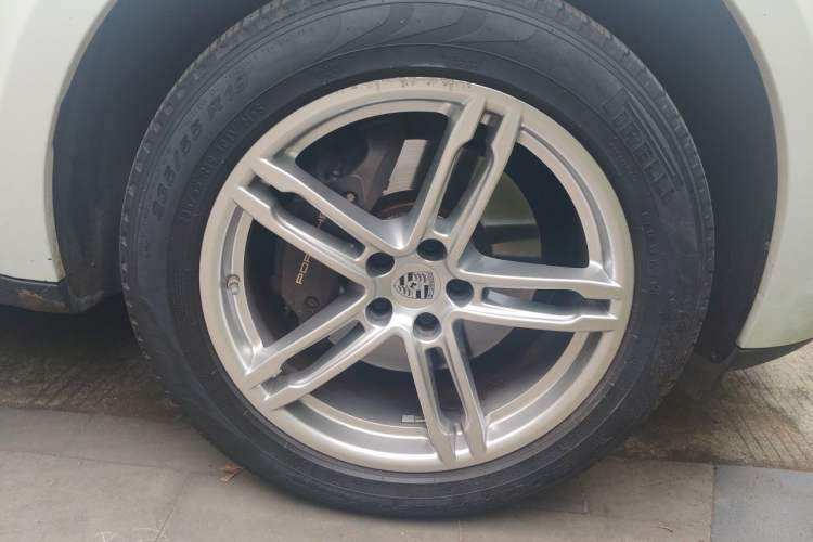 Used Porsche Macan 2022 Macan 2.0T Right Front Wheel Hub
