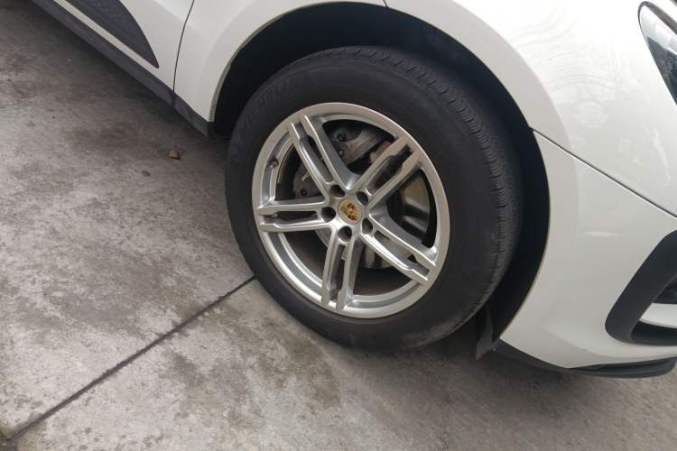 Used Porsche Macan 2022 Macan 2.0T Right Front Wheel Hub