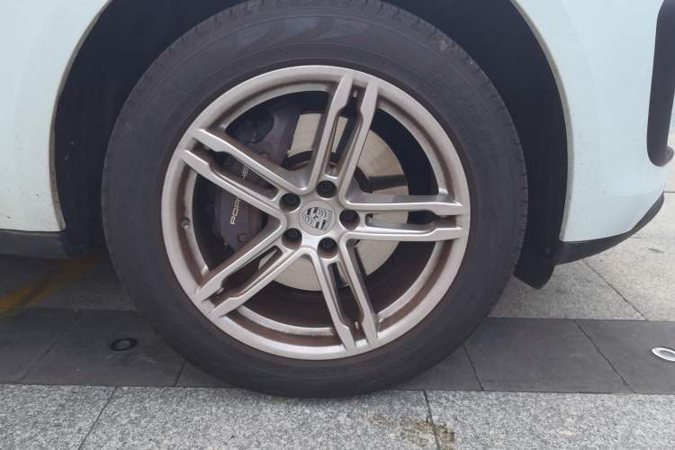 Used Porsche Macan 2022 Macan 2.0T Right Front Wheel Hub