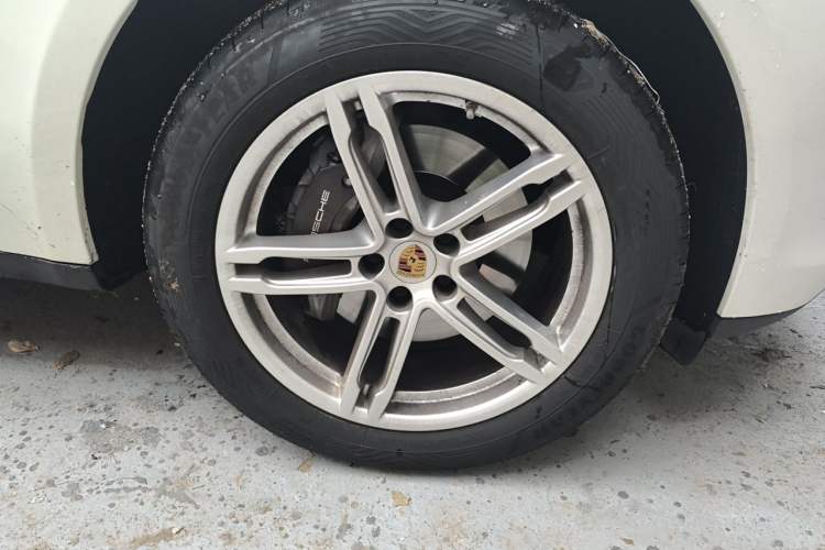 Used Porsche Macan 2022 Macan 2.0T Right Front Wheel Hub