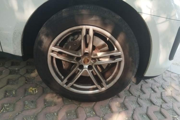 Used Porsche Macan 2022 Macan 2.0T Right Front Wheel Hub