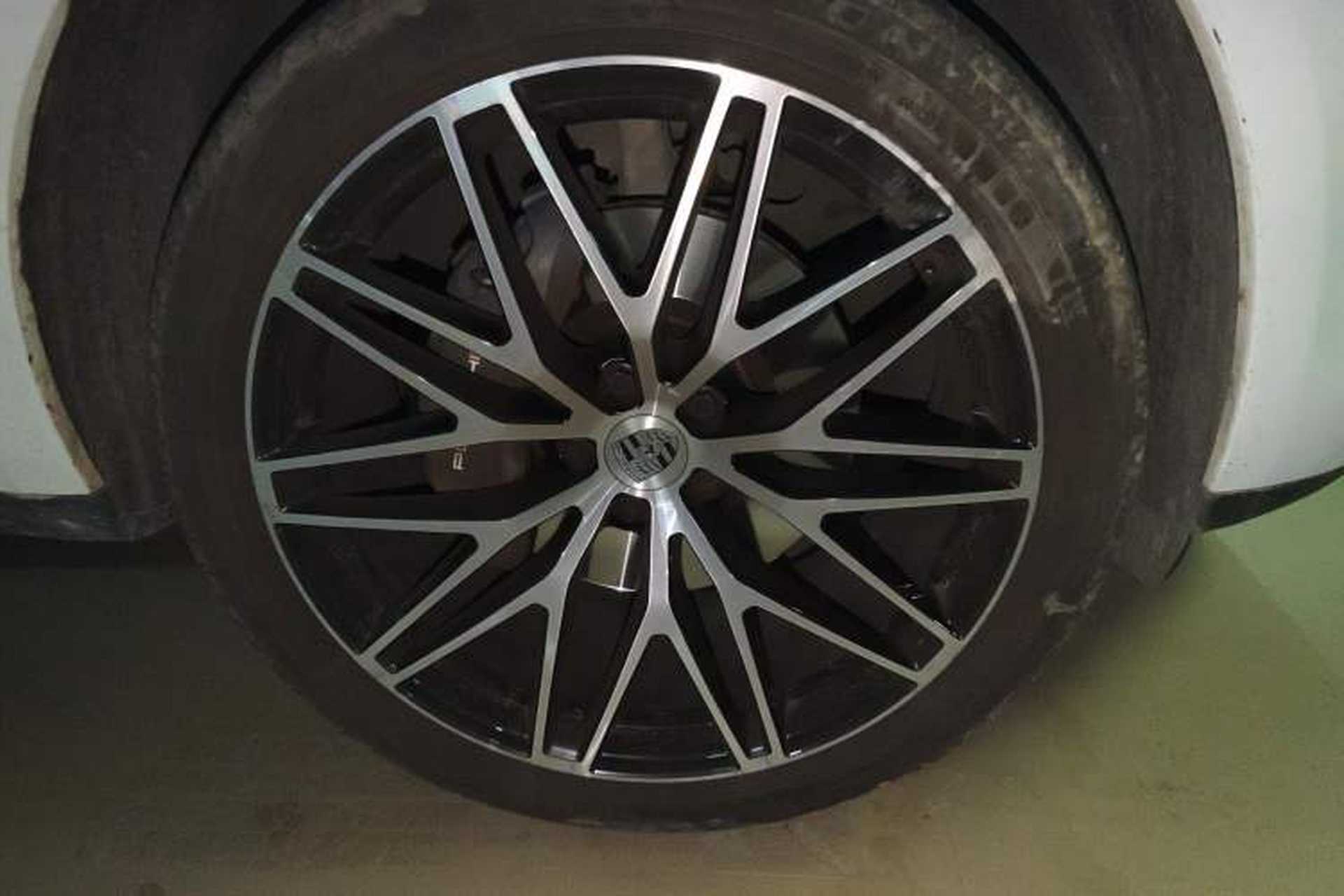Used Porsche Macan 2022 Macan 2.0T Right Front Wheel Hub