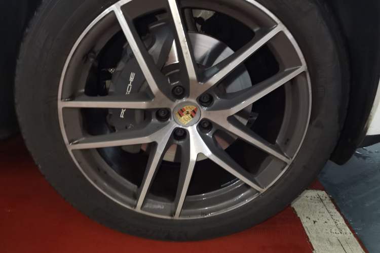 Used Porsche Macan 2022 Macan 2.0T Right Front Wheel Hub