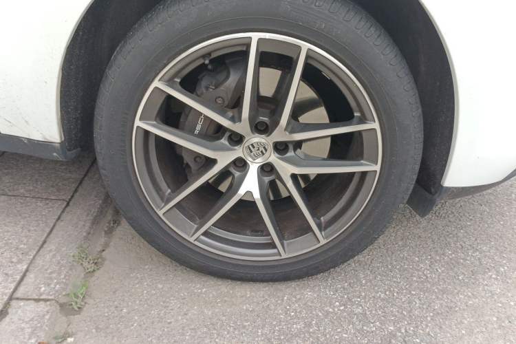 Used Porsche Macan 2022 Macan T 2.0T Right Front Wheel Hub