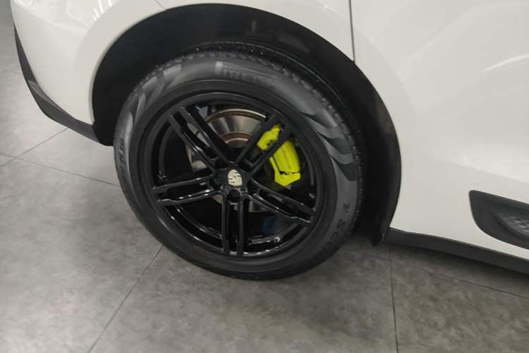 Used Porsche Macan 2022 Macan 2.0T Right Rear Wheel Hub