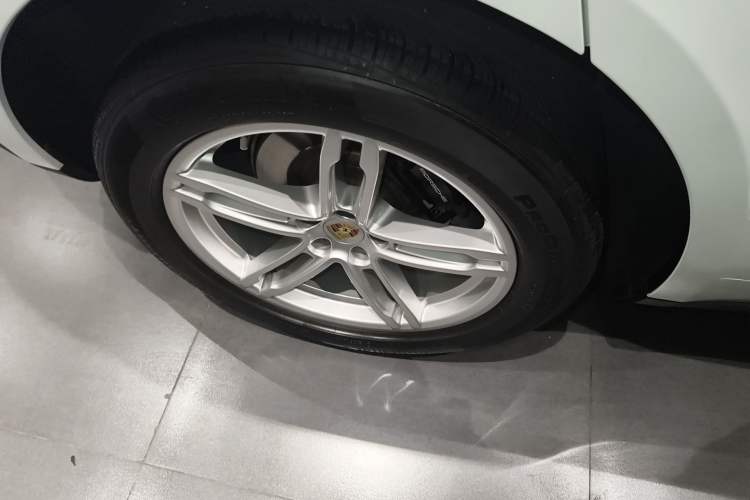 Used Porsche Macan 2022 Macan 2.0T Right Rear Wheel Hub