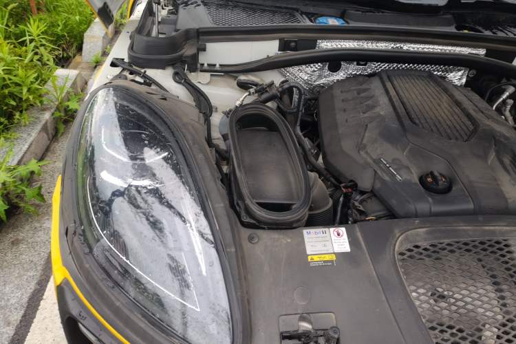 Used Porsche Macan 2022 Macan 2.0T Engine Bay Right