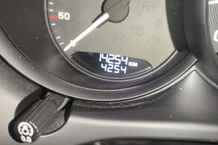 Used Porsche Macan 2023 Macan 2.0T Odometer Close Up