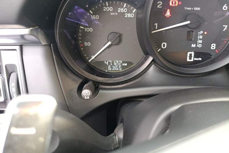 Used Porsche Macan 2023 Macan 2.0T Odometer Close Up