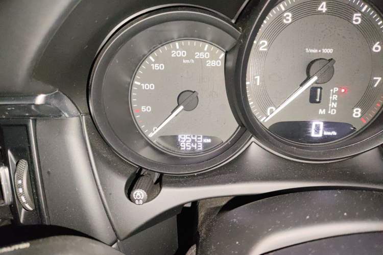 Used Porsche Macan 2023 Macan 2.0T Odometer Close Up
