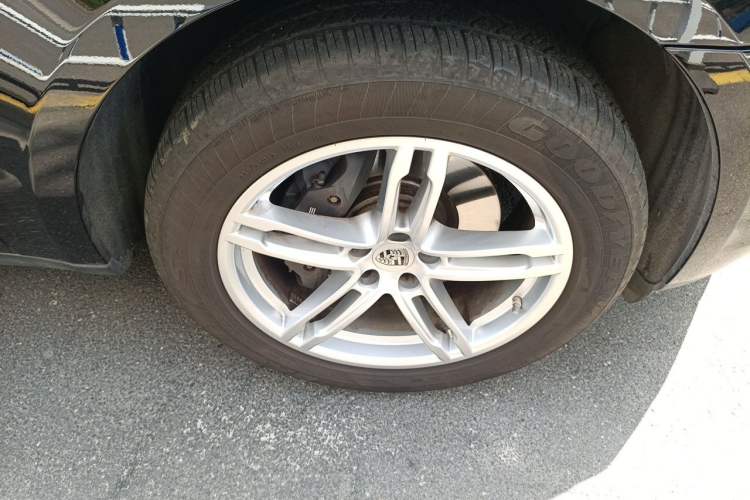 Used Porsche Macan 2023 Macan 2.0T Right Front Wheel Hub