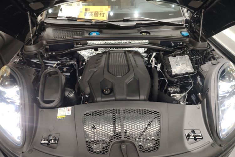 Used Porsche Macan 2023 Macan 2.0T Engine Bay