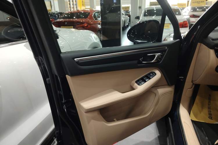 Used Porsche Macan 2023 Macan 2.0T Left Front Door Interior