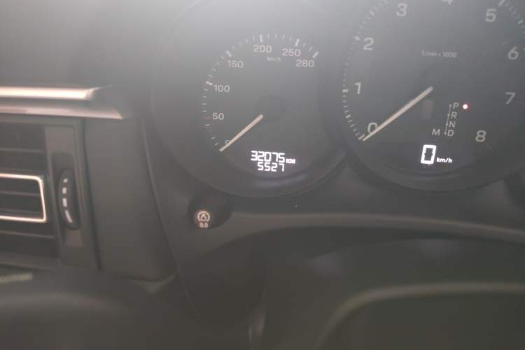 Used Porsche Macan 2023 Macan 2.0T Odometer Close Up