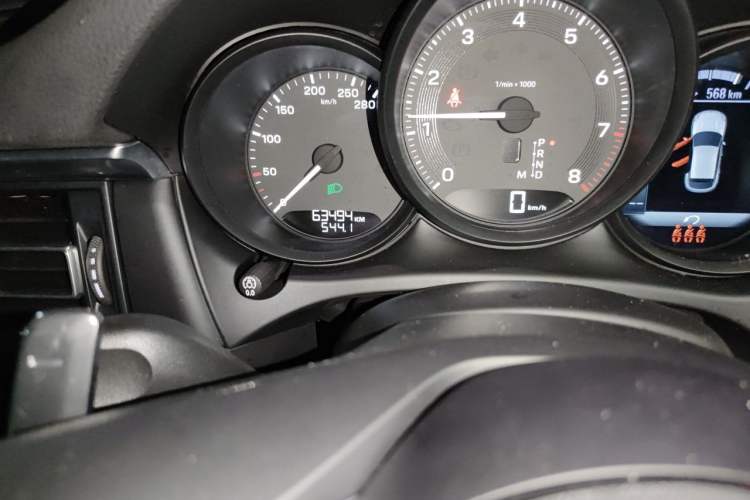 Used Porsche Macan 2023 Macan T 2.0T Odometer Close Up