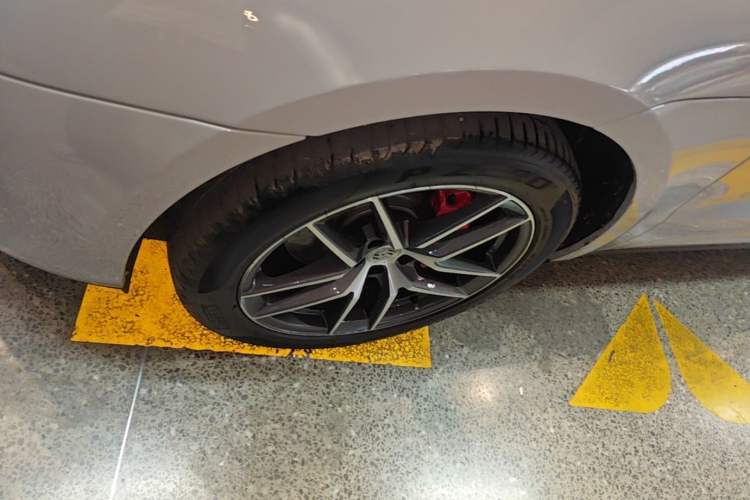 Used Porsche Macan 2023 Macan S 2.9T Left Front Wheel Hub