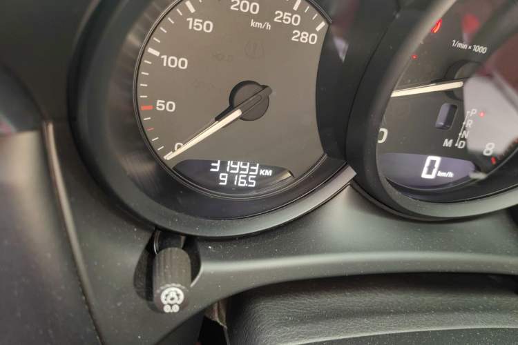 Used Porsche Macan 2023 Macan 2.0T Odometer Close Up