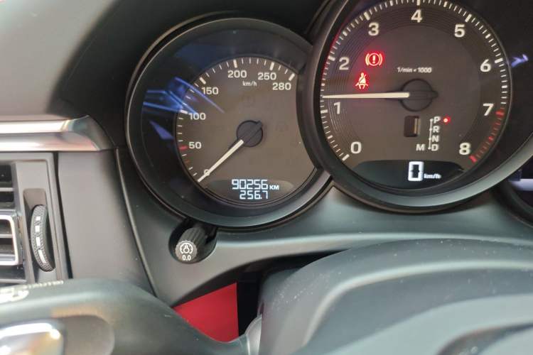 Used Porsche Macan 2023 Macan 2.0T Odometer Close Up